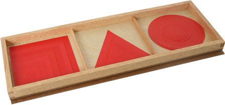 Rood gekleurde vierkanten, driehoeken en cirkels in kistje