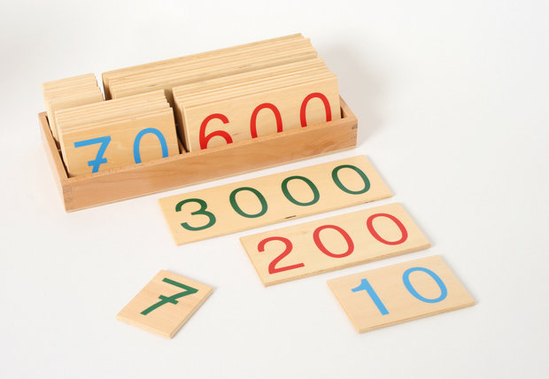 Grote houten getalkaarten in kistje 1-9000